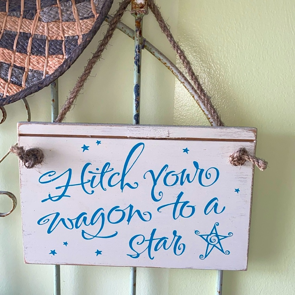 โHitch your wagon to a starโญ๏ธโ wooden sign with rope hanger